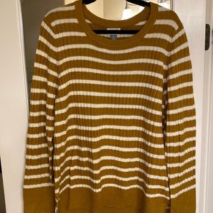 Old navy sweater in excellent condition!